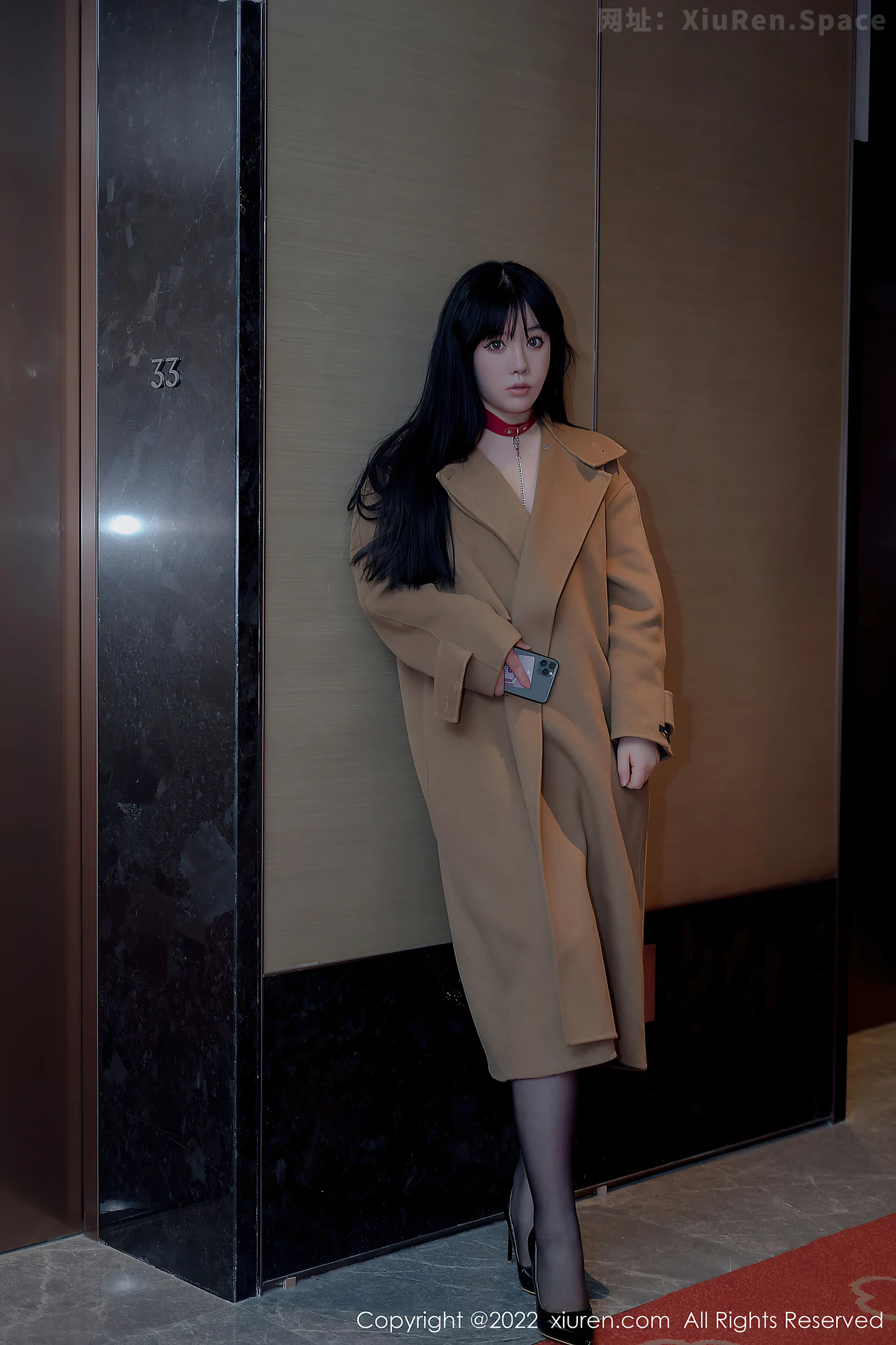 图片[3]-[XiuRen秀人网]VOL.5090 模特徐媛媛脱咖啡色外衣露黑色低胸皮质连体衣秀豪乳诱惑写真49P-秀人网官方网站